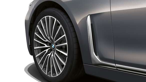 BMW X5 G05 2018 interior driver using Connected Navigation